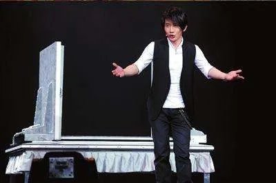 2013年王力宏冲到春晚后台,怒甩刘谦耳光,当年到底发生了什么?