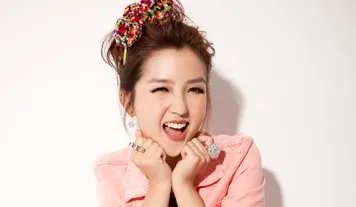 抹黑释小龙污蔑李宇春，一手好牌打稀烂，何洁现在怎么样了？