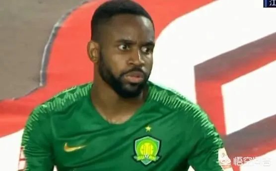 朴成在苏宁禁区内一脚扫到杨博宇脖子，如此危险的动作而裁判只出示黄牌对此你怎么看？