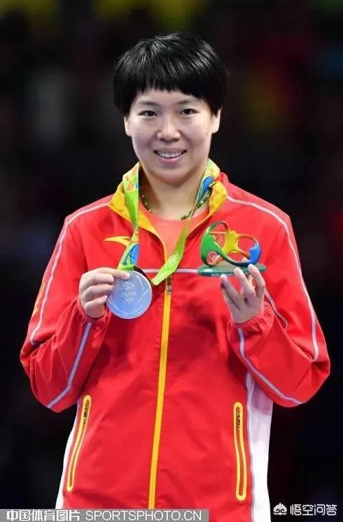 大满贯得主李晓霞即将当妈,挺“孕肚”现身观看乒乓球全国锦标赛。你怎么看?