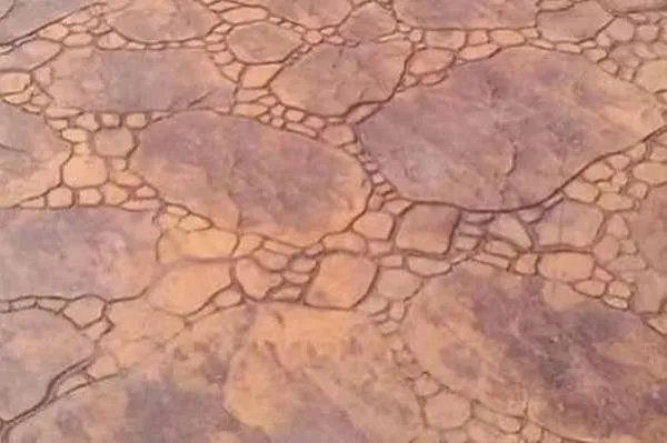 水泥压花地坪价格？多少钱一平方米？