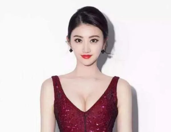 景甜晒美照，涂红唇送飞吻明艳动人，你怎么看？