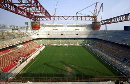 梅阿查球场跟圣西罗球场有何区别?