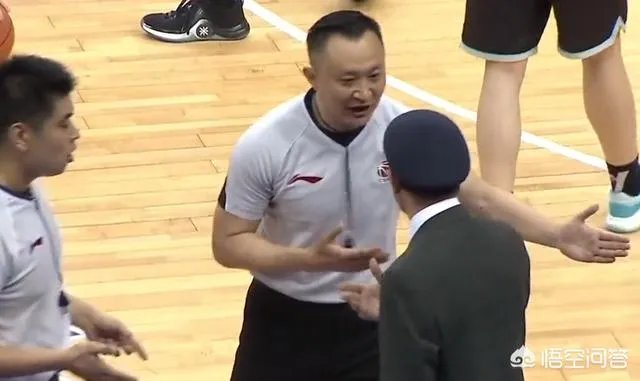 闫军刚吹完孙桐林一个假摔,汪梅下一回合就吹了博洛西斯技术犯规,怎么看裁判连续判罚?