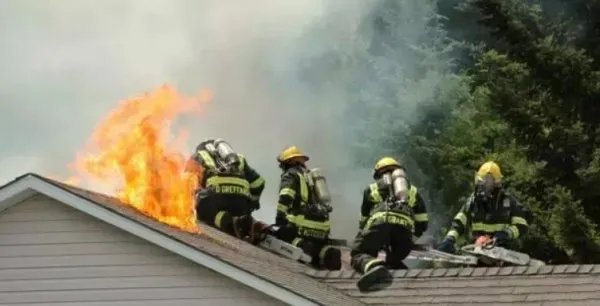 消防员洪水中开挖掘机救人，消防员都需要掌握什么技能？