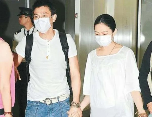 李湘女儿和刘德华女儿,差距一目了然,这就是土豪与豪门的距离!啥区别?