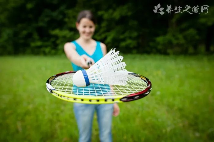 初学打羽毛球怎样发球