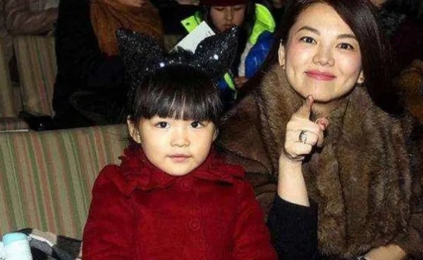 李湘女儿和刘德华女儿,差距一目了然,这就是土豪与豪门的距离!啥区别?