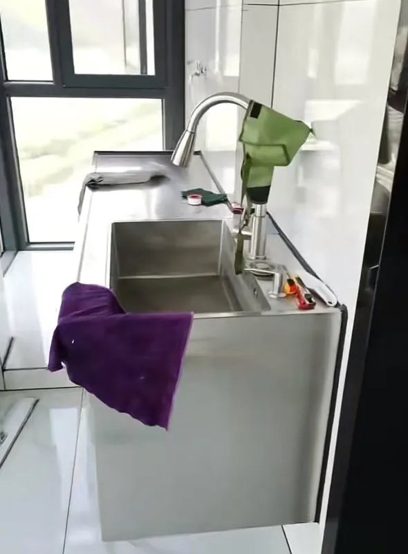 衢州一男子用不锈钢硬核装修全屋，这样的装修你会心动吗？