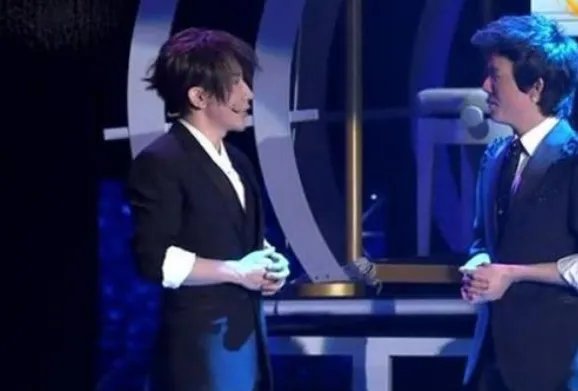 2013年王力宏冲到春晚后台,怒甩刘谦耳光,当年到底发生了什么?