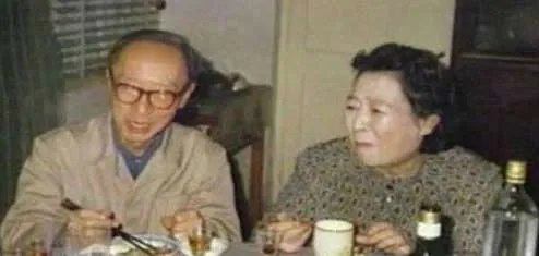 为什么说嵯峨浩一位中国人值得尊重的日本女性？原因是什么？