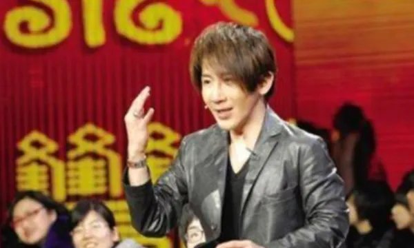 2013年王力宏冲到春晚后台,怒甩刘谦耳光,当年到底发生了什么?