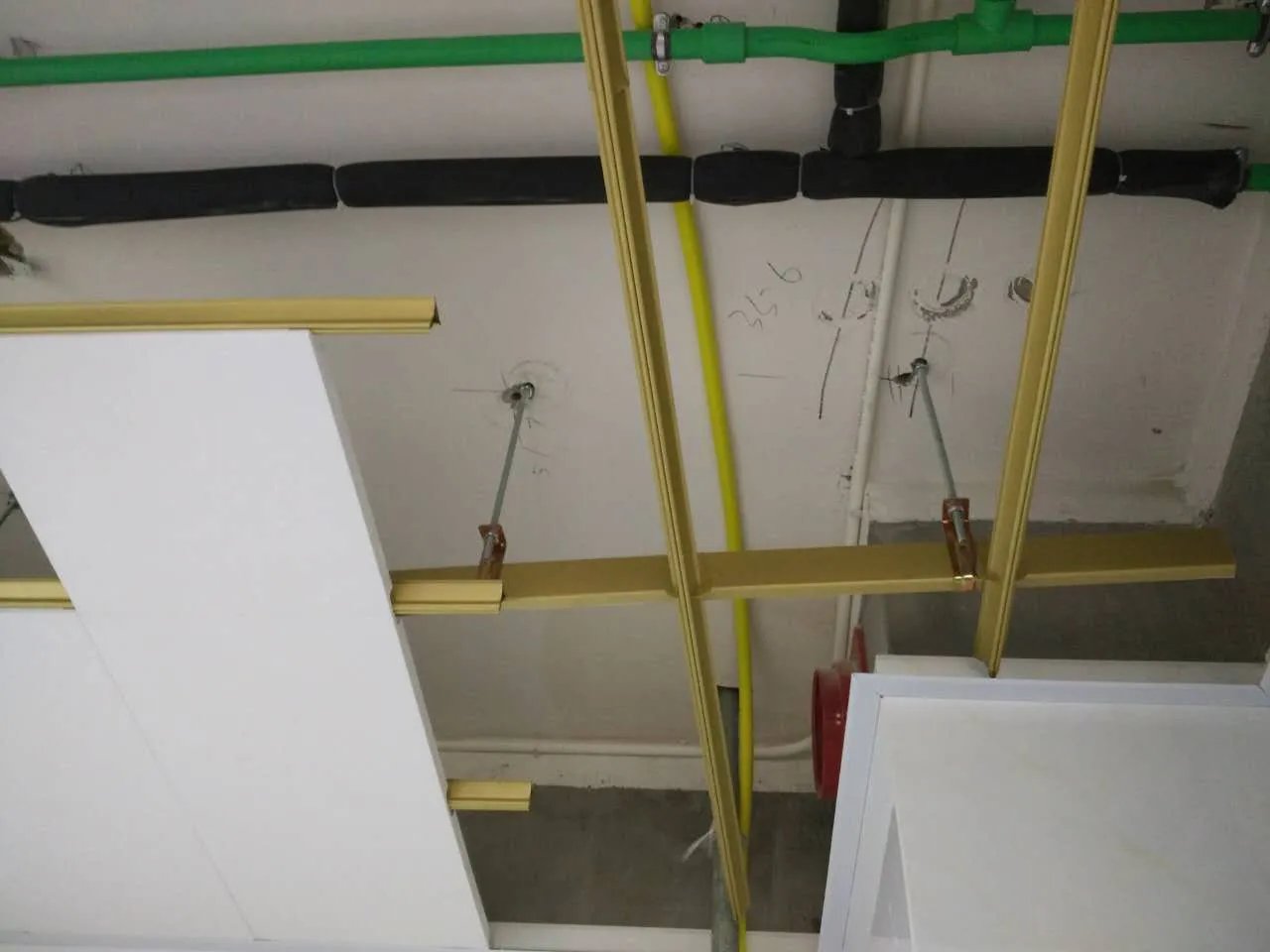 表扬齐家邦博尼集成吊顶，现场安装实景曝光