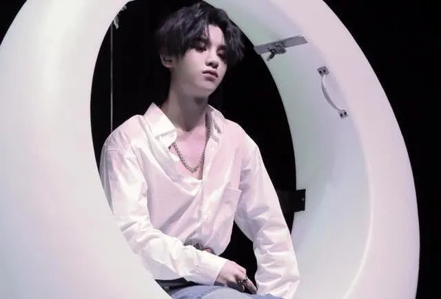 黄明昊走秀假摔,他这是参加什么节目?