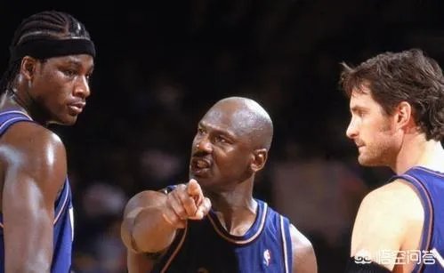 01年选秀大会，乔丹状元签豪赌夸梅布朗，他因此错过那些球星？