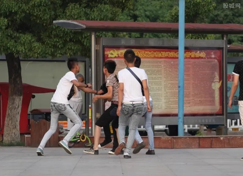 居民讨物资与大白起冲突？ 上海通报回应来了