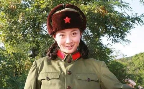 电视剧《在那遥远的地方》里，韦铁为什么把袁鹰送给袁有生？