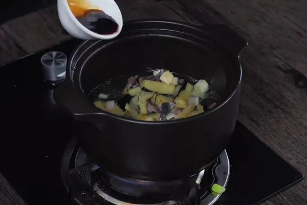 咸鱼茄子煲的做法 咸鱼茄子煲的家常做法