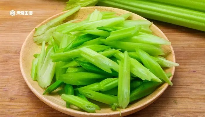 芹菜炒肉的做法