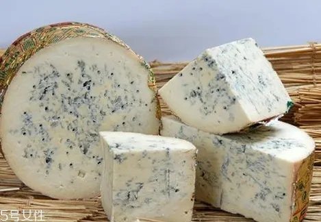 蓝纹奶酪为什么这么臭 为什么蓝纹奶酪上的霉菌可以吃