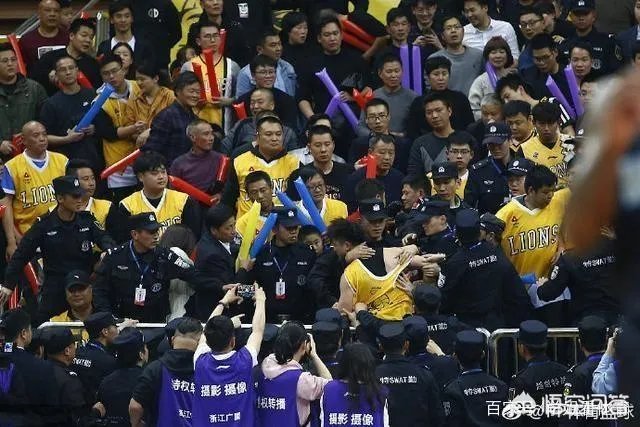 闫军刚吹完孙桐林一个假摔,汪梅下一回合就吹了博洛西斯技术犯规,怎么看裁判连续判罚?