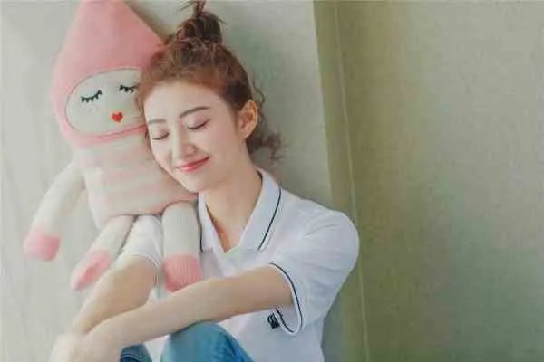 景甜晒美照，涂红唇送飞吻明艳动人，你怎么看？