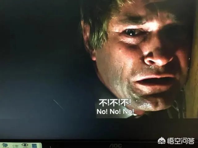 为什么在《蝙蝠侠：黑暗骑士》中，哈维丹特自己把油桶撞倒了？