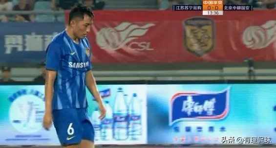 朴成在苏宁禁区内一脚扫到杨博宇脖子，如此危险的动作而裁判只出示黄牌对此你怎么看？