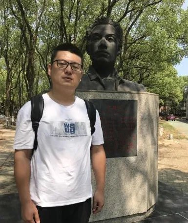 父亲因公殉职，儿子考入父亲母校向雕像鞠躬！这一幕让你有何触动？