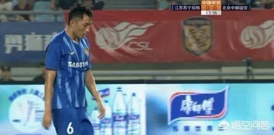 朴成在苏宁禁区内一脚扫到杨博宇脖子，如此危险的动作而裁判只出示黄牌对此你怎么看？