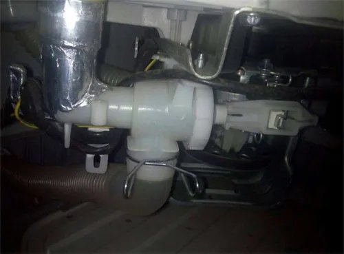 洗衣机的排水阀在哪里