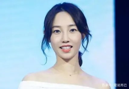 媒体在北京看到了白百何与好友一起现身三里屯逛街，画面中她的状态如何？