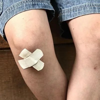 菠萝盖里面疼是怎么回事