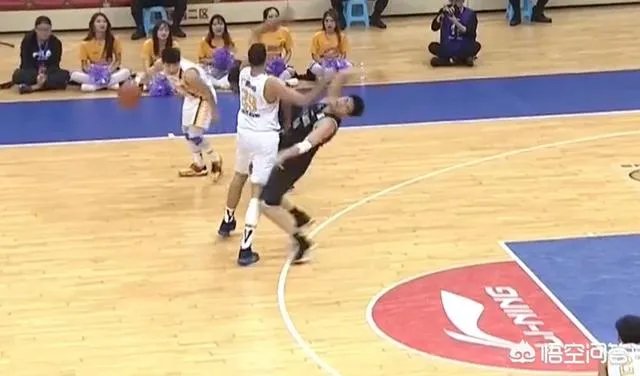 闫军刚吹完孙桐林一个假摔，汪梅下一回合就吹了博洛西斯技术犯规，怎么看裁判连续判罚？