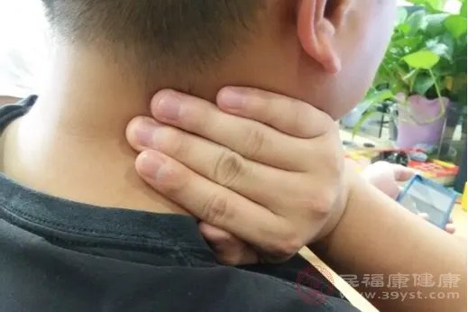 脖子上长小肉粒是怎么回事
