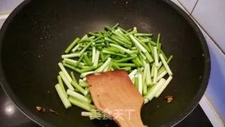 黄飞红麻辣花生再利用——蒜薹肉丝