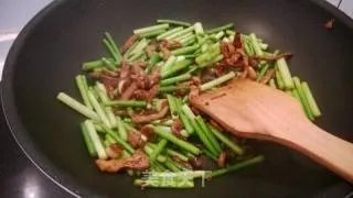 黄飞红麻辣花生再利用——蒜薹肉丝