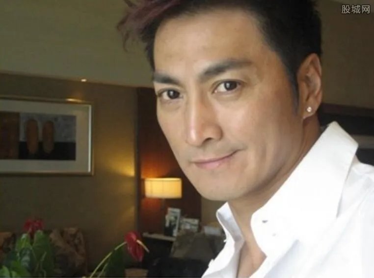 何家劲老婆是谁？揭何家劲不结婚的原因