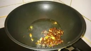 黄飞红麻辣花生再利用——蒜薹肉丝