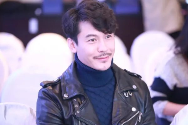 王东是谁啊，他和迪丽热巴什么关系呀？