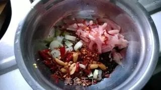 黄飞红麻辣花生再利用——蒜薹肉丝