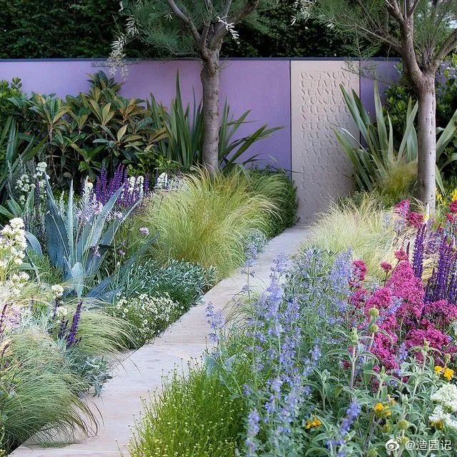 现代感很强的花境设计及搭配，与线条颜色都比较简约的建筑融合，...