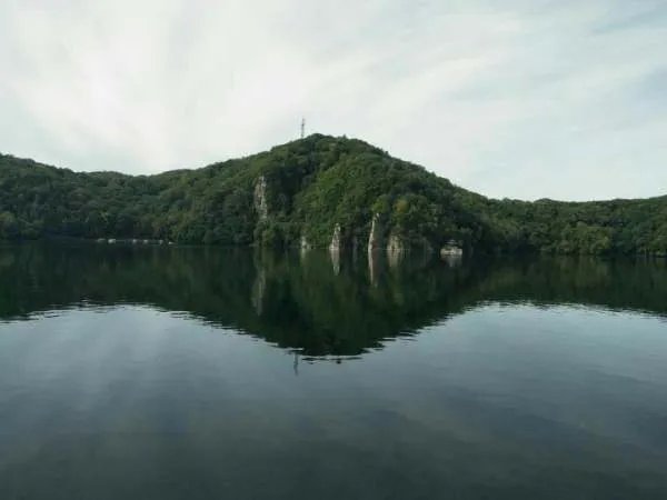 各省高考录取分数线是由各省的排名情况决定的吗？