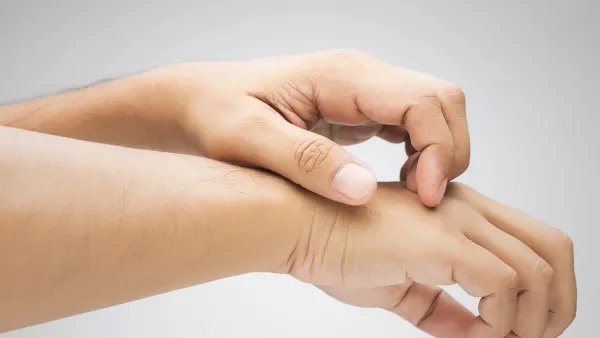 手指上起小泡还痒是怎么回事