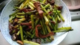 黄飞红麻辣花生再利用——蒜薹肉丝