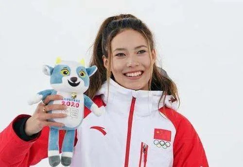 谷爱凌街头跑步被偶遇,仅穿短裤腿冻得通红,妈妈的陪伴对她有多重要?