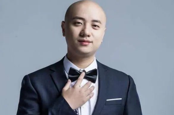 英雄联盟的解说里面哪个人的段位最高？