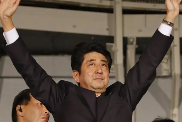 安倍晋三在演讲时胸部中枪，嫌疑人已被控制，涉事人的行凶动机是什么？